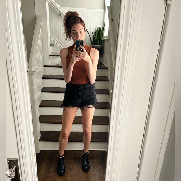 Meet your Posher, Danielle - Picture 4 of 4